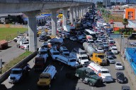 Operadores de pipas de agua bloquean calles en México