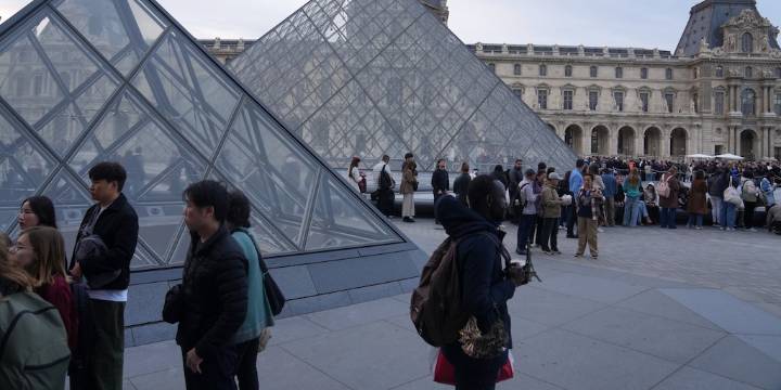 El Museo del Louvre reabrió tres días después del robo de joyas imperiales, pero la Sala Apolo sigue clausurada