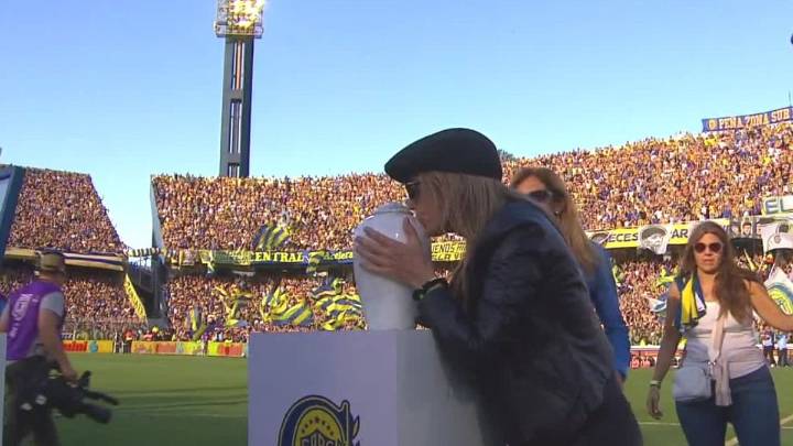 Emoción en el Gigante: la mujer de Russo llevó la urna con sus cenizas al homenaje