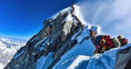 Así fue el dramático rescate de 880 escaladores en el Everest: atrapados en tormenta de nieve