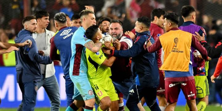 Manotazos, empujones y golpes: la gresca tras el triunfo de Lanús ante la Universidad de Chile en la semifinal de la Sudamericana