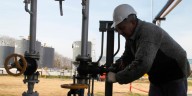 La industria manufacturera cayó 4,4% y la construcción creció el 0,4% en el último año