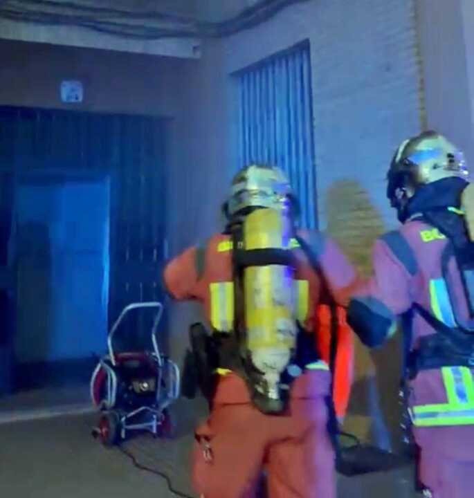 Un incendio en un bloque del Polígono del Valle obliga a desalojar a los vecinos en Jaén