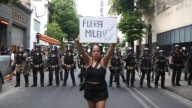 Milei cierra campaña en medio de una protesta en su contra y la oposición llama a ganar