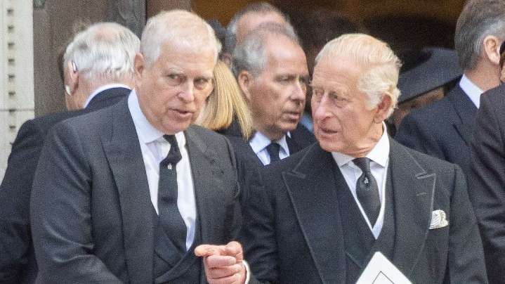 Carlos III inicia un proceso formal para retirar los títulos al príncipe Andrés tras sus escándalos junto al pedófilo Jeffrey Epstein