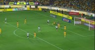 ¡Nahuel lo vuelve a hacer! Atajada que salva a Tigres vs Cruz Azul