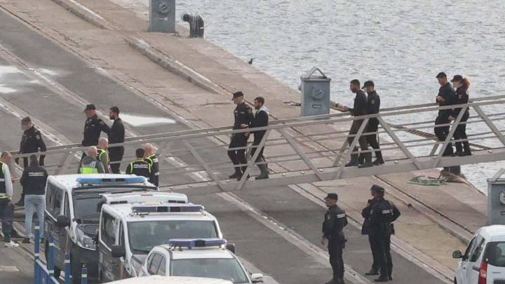 Operación antidroga en la corbeta francesa 'Flf courbet', atracada en el puerto de A Coruña