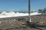 Huracán Priscilla provoca marejada y daños en Puerto Vallarta (Videos)