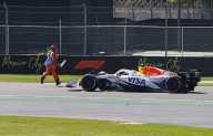 VIDEO: Liam Lawson estuvo cerca de atropellar al comisario de pista