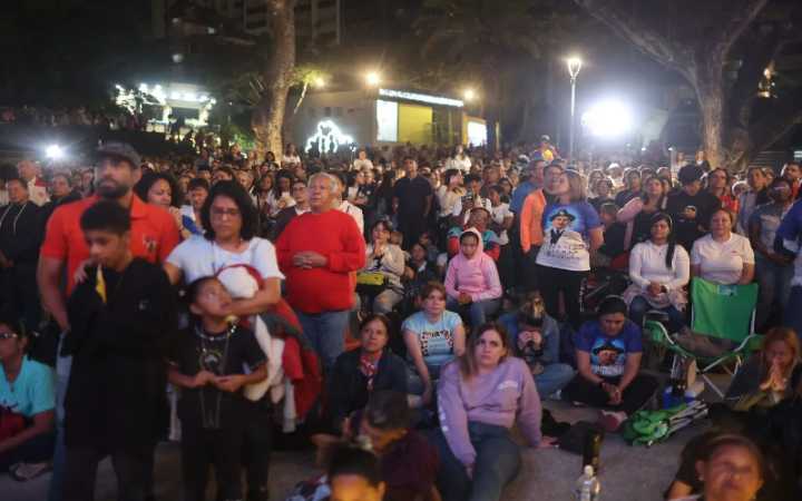 Campanas y fuegos artificiales anuncian nuevos santos venezolanos