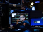 Dow Jones, S&P 500 y Nasdaq suben en apertura de viernes, con la IA y el Oro impulsando las ganancias