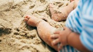 Pareja de Houston deja solo a su bebé de 6 meses para irse de paseo a la playa; ya fueron detenidos