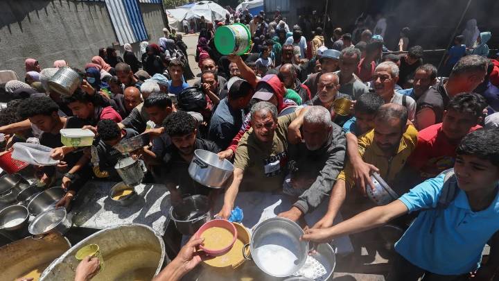 Un único barco de los 45 que intentaron llevar ayuda a Gaza sigue en el mar