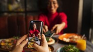 ¿Por qué las personas suben fotos de lo que comen a las redes sociales?