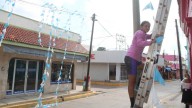 ‘Chiquita’ decora desde hace 15 años con banderitas las fiestas de la Virgen del Rosario