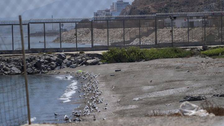 Más de 30 menores marroquíes entran a nado en Ceuta en poco más de dos días