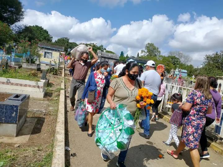 Comerciantes prevén alza por Día de Muertos