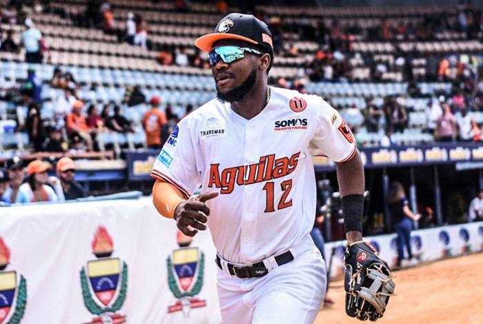Osleivis Basabe muestra su gran defensa con Águilas