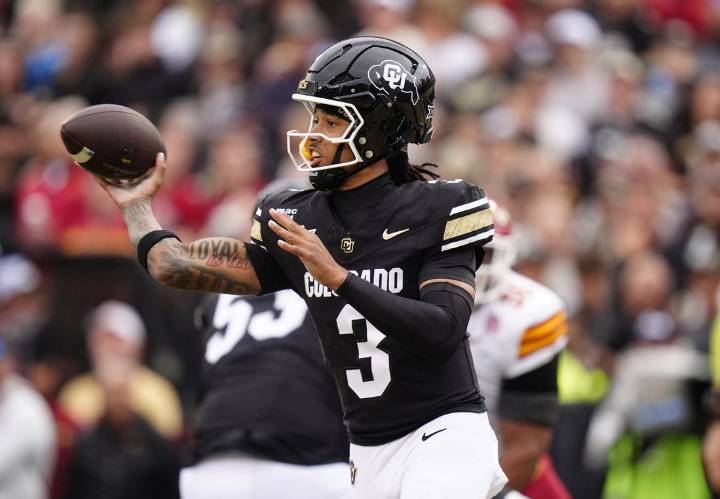 Deadspin | Kaidon Salter shines as Colorado upsets No. 22 Iowa State