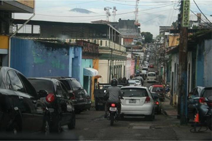 Kilométricas colas para comprar gasolina colapsan vías en San Cristóbal
