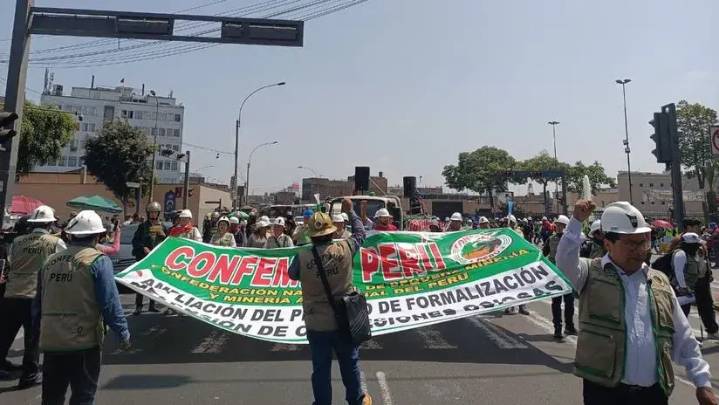 Mineros artesanales protestaron frente al Congreso y exigen ampliación del Reinfo