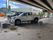 Aparatoso choque bajo el puente del Bulevar Playa del Carmen deja cuantiosos daños materiales