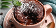 Pastel en taza y microondas; en solo pocos minutos puedes preparar este sencillo postre