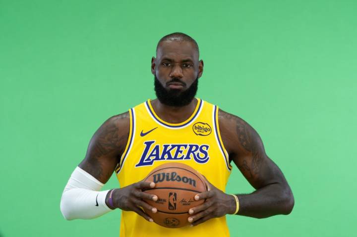 LeBron misses Lakers' first practice of training camp due to minor injury, focus on long