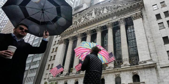 Dow jumps 413 points in 5 minutes as Trump reassures markets 'it will all be fine'