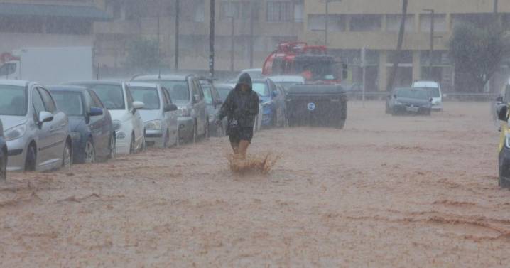 Calles y comercios inundados en el municipio de Ibiza por una tromba de agua sin precedentes