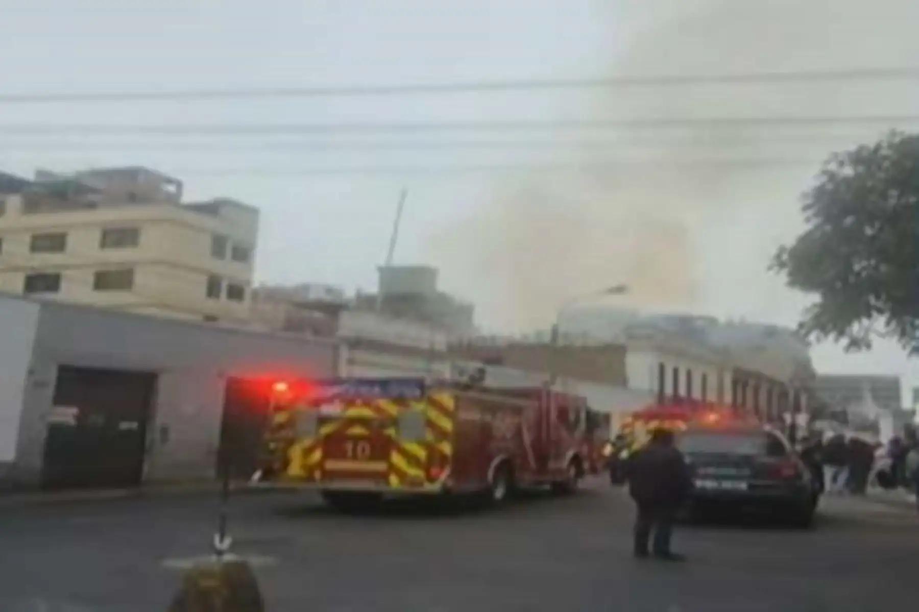 Cercado de Lima: bomberos combaten incendio cerca del Congreso de la República [video]