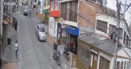 Video: un lesionado por choque de motocicleta y carro particular en concurrida calle de Manizales
