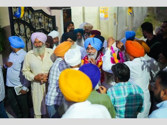 Villagers extend support to AAP’s Harmeet Sandhu during Tarn Taran bypoll campaign Photo Source: Babushahi Bureau [ FULL VIEW ]