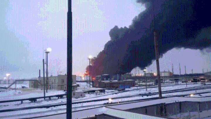 Cómo Ucrania convirtió los ataques contra plantas petroleras rusas en una táctica de guerra