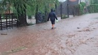 Defensa Civil pide no circular y alerta por el riesgo bajo el agua