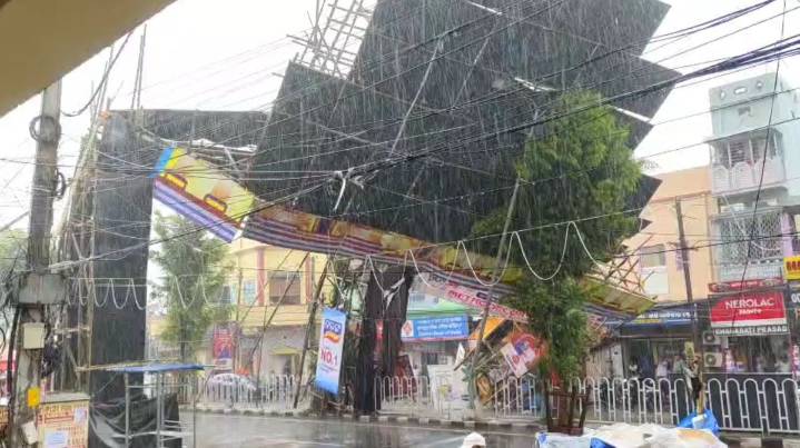Huge Durga Puja light gate collapses in Cuttack’s College Square near Ravenshaw University