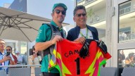 Jorge Campos le regala jersey a Fernando Alonso en el Gran Premio de México