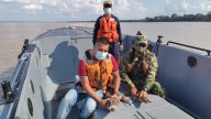 Armada y Ejército Nacional liberan a dos caimanes blancos en el Amazonas