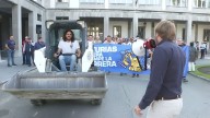 Una excavadora marca el paso en la segunda protesta contra el peaje del Huerna: «Asturias no paga más»