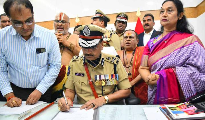 Shivadhar Reddy assumes charge as Telangana DGP, vows recruitment and modernization