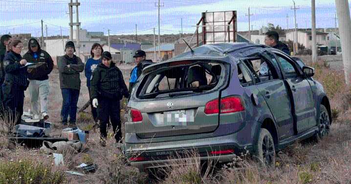 Vuelco fatal sobre Ruta 1 en Chubut: murió una joven y el conductor fue hospitalizado en grave estado