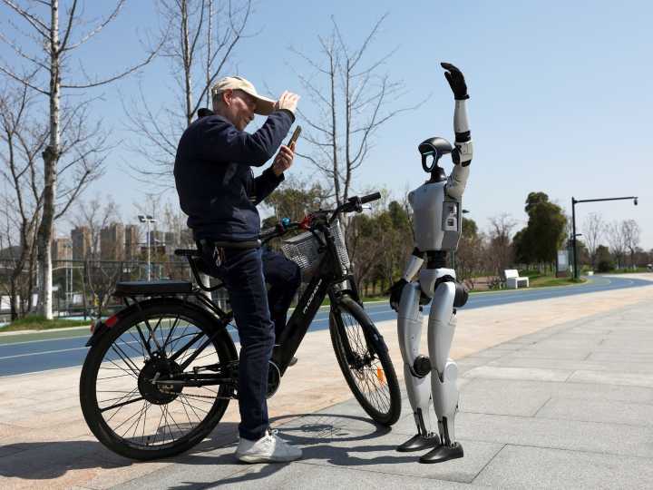Un supermercado lanzó a la venta el primer robot humanoide con precios mucho más bajo de lo que se preveía