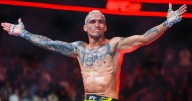 Charles Oliveira regresa con triunfo sorprendente en la UFC y pide a Max Holloway