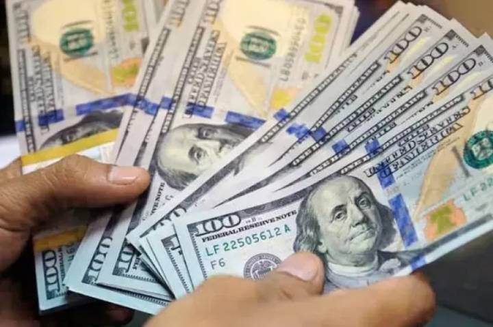El dólar cede más de $130 en las primeras operaciones tras la victoria de Javier Milei: a cuánto se vende