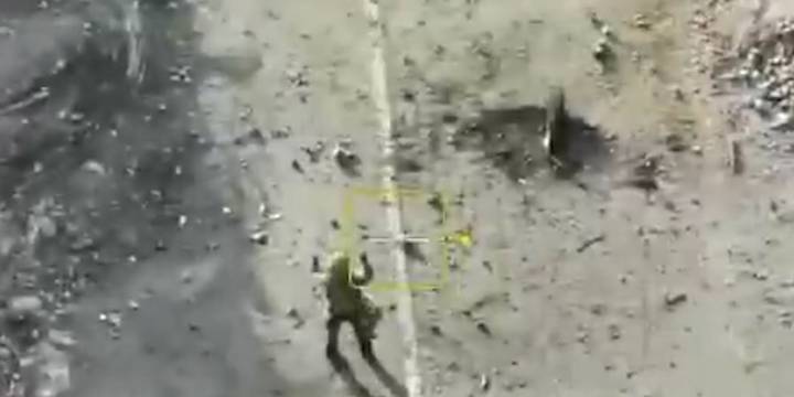 El impactante momento en el que un drone ruso asesina a un soldado de su propio ejército que intentaba rendirse en Ucrania