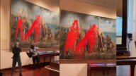 Video | Activistas arrojaron pintura roja a un cuadro de Colón en el Museo Naval de Madrid en protesta contra el neocolonialismo