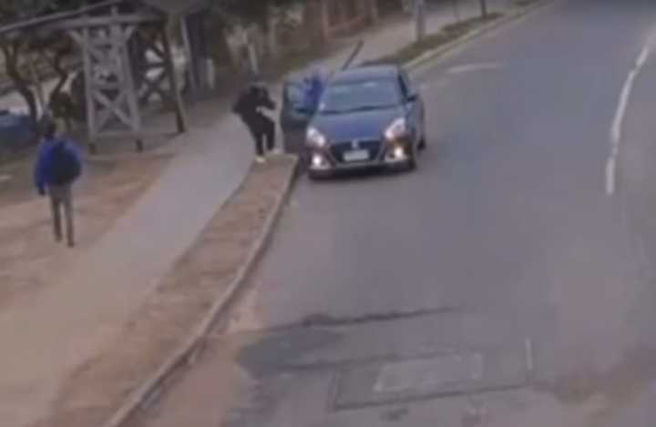 Profesor delincuente en Cartagena: escolar asaltado reconoció al docente mientras era arrastrado por el auto