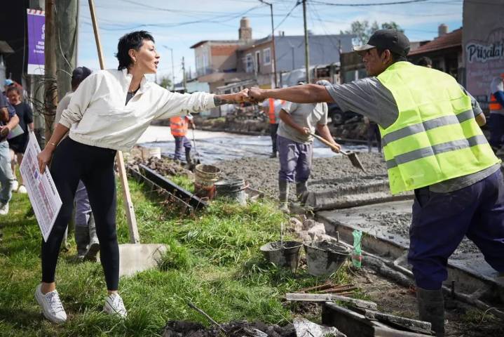 Mayra Mendoza supervisó obras de asfalto en los barrios Kolynos y La Primavera