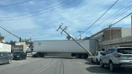 Tiró tráiler poste en Santo Niño; dejó colonia sin luz