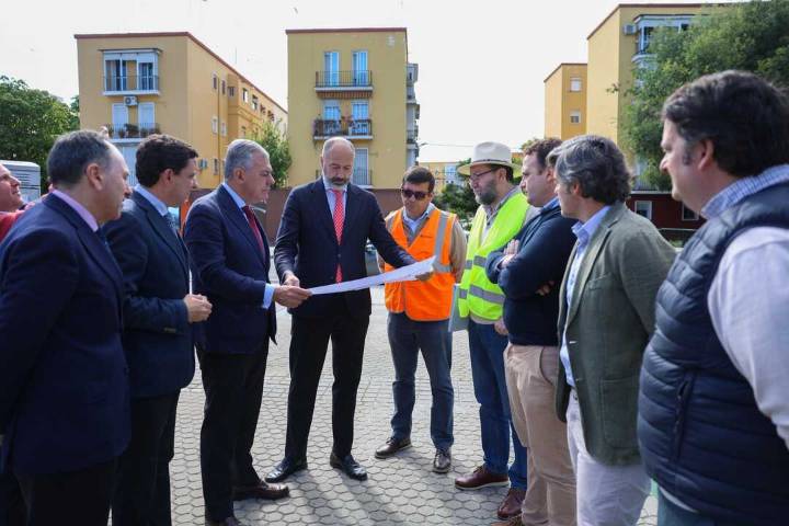 Sevilla invierte 1,4 millones y reasfalta 500 metros en la Ronda del Tamarguillo